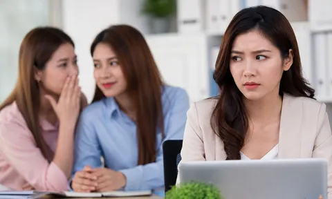 Đồng nghiệp có những biểu hiện này, hãy cẩn trọng khi làm việc cùng: Đừng quá cả tin kẻo tự rước rắc rối