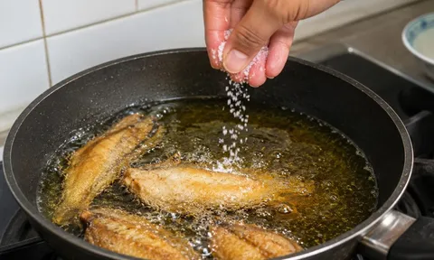 Lợi ích của việc cho muối vào chảo dầu đang sôi