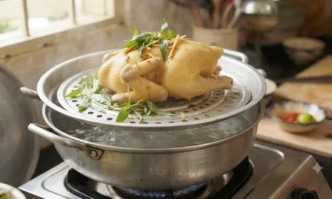Luộc gà nước sôi hay nước lạnh đều là dại: Cách luộc gà không cần nước thơm ngon, đậm vị