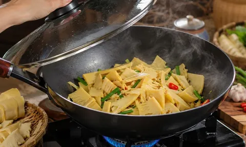 Tại sao nên mở vung khi xào, nấu măng? Thói quen nhỏ giúp măng ngon hơn, giảm mùi hăng và giữ màu đẹp