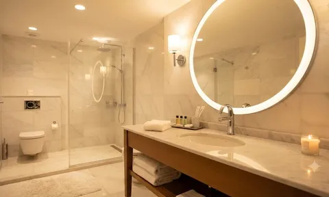 Vì sao bạn nên bật đèn nhà vệ sinh khi ngủ ở khách sạn?
