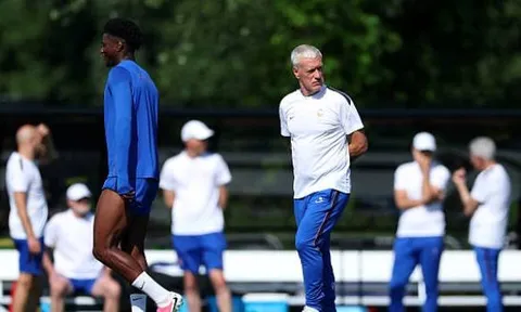 Didier Deschamps: "Đối thủ của tôi là Maroc, không phải trọng tài"