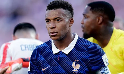 Hakimi khó ngăn cản bước chạy của Mbappe