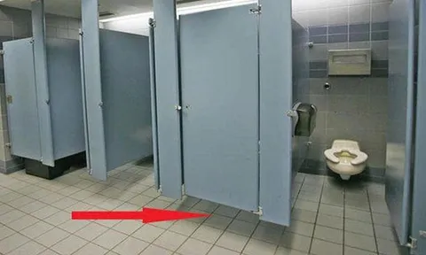 Cửa nhà vệ sinh công cộng luôn có khe hở phía dưới: Vì sao?