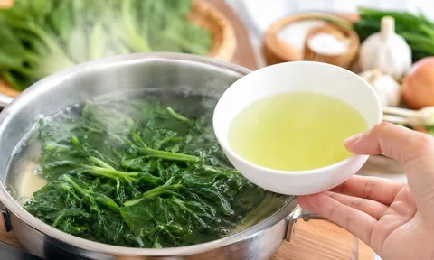 Nước luộc rau có nên ăn không? Chuyên gia chỉ ra khi nào nên tận dụng, khi nào nên đổ bỏ
