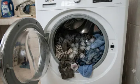 Thả đá lạnh vào giặt quần áo: Ai ngờ hiệu quả bất ngờ ai cũng muốn làm thử