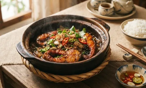 Vì sao các nhà bếp luôn khuyên kho cá 2-3 lửa thay vì kho một lần?