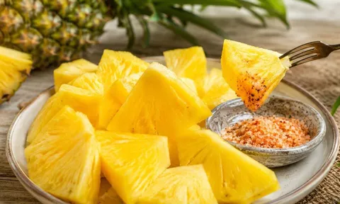 Vì sao nên ăn dứa chấm muối?