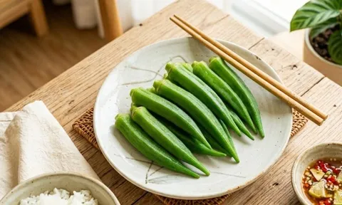 Cách luộc đậu bắp xanh mướt, không bị nhớt