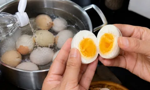 Luộc trứng thêm thứ này vỏ tự động bong ra, lòng đỏ dẻo quánh