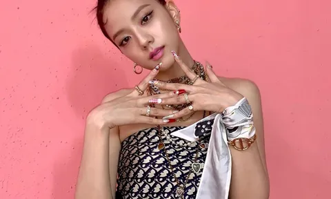 Khăn lụa trở thành phụ kiện được yêu thích trong mùa hè