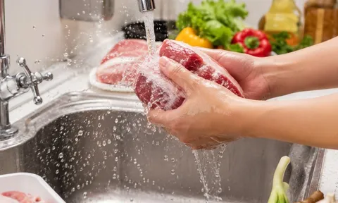 Vì sao không nên rửa thịt dưới vòi nước? Chuyện tưởng nhỏ mà không nhỏ