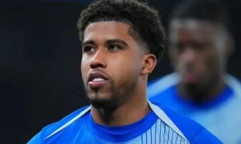 Santos gặp mặt Carrick, MU trên đường đón tân binh