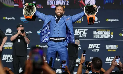 Conor McGregor ngẫu hứng hát hit 'Wonderwall' của Oasis hâm nóng họp báo UFC 329