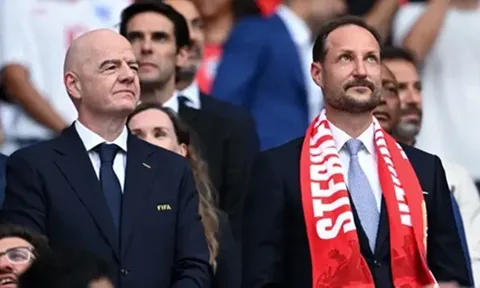 Fan Anh nổi giận vì Chủ tịch FIFA ngồi cùng Thái tử Na Uy