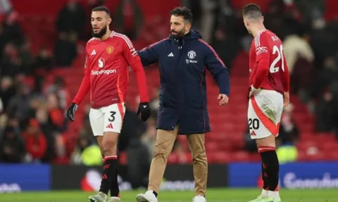 HLV Amorim muốn đưa Mazraoui về AC Milan