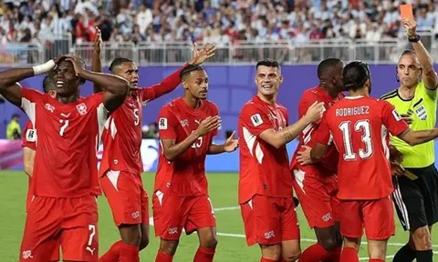 VAR dùng luật mới đuổi Breel Embolo khiến Thụy Sĩ ôm hận