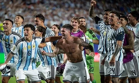Tuyển Argentina hát khúc ca khiêu khích tuyển Anh trước bán kết