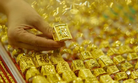 Giá vàng hôm nay 12/7: SJC "bốc hơi" 1,5 triệu đồng sau tuần chìm sâu, nhà đầu tư hoang mang