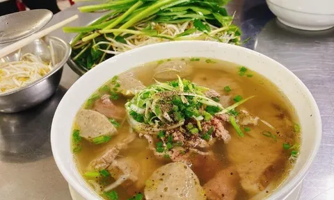 7 quán phở hàng chục năm tuổi ở TP.HCM, hội cú đêm mê mẩn, hương vị gia truyền hút khách nườm nượp  