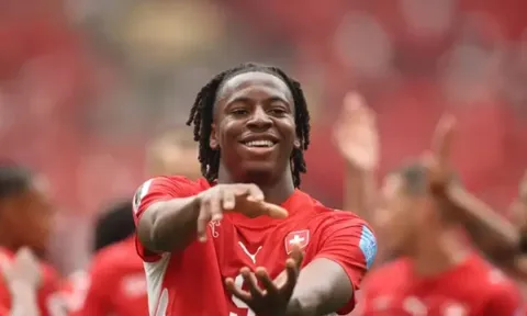 Aston Villa sắp nẫng tay trên Newcastle vụ Johan Manzambi