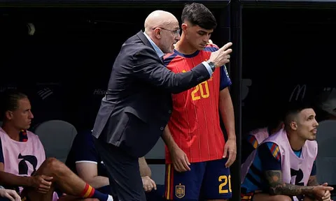 De la Fuente giải thích lý do Pedri không thể đá như ở Barca