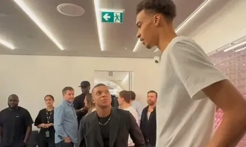 Kylian Mbappe bị trêu chọc về chiều cao khi đứng cạnh sao NBA