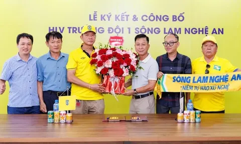 SLNA chốt tương lai HLV Văn Sỹ Sơn bằng bản hợp đồng mới