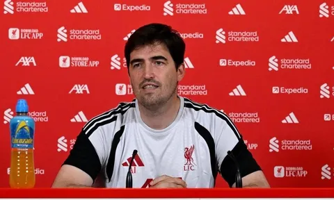 HLV Iraola thừa nhận Liverpool cần thêm tân binh
