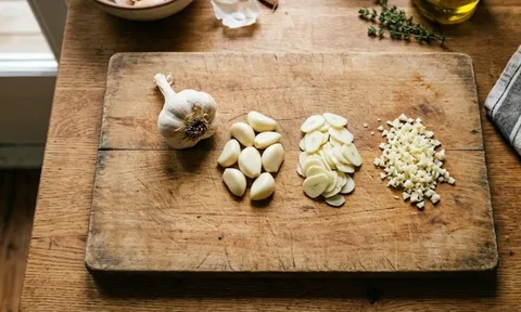 Khi nấu ăn, dùng tỏi băm, giã hay đập dập thì thơm ngon hơn?
