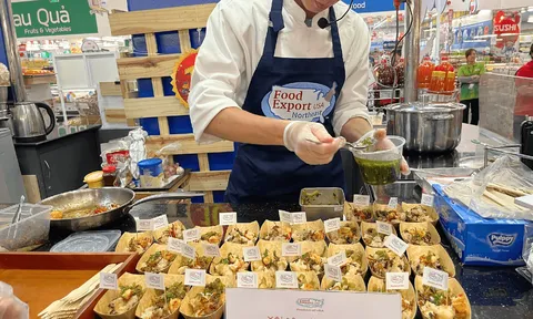 Khách hàng hứng thú trải nghiệm xôi và gỏi tôm hùm mỹ tại MM Mega Market Bình Phú
