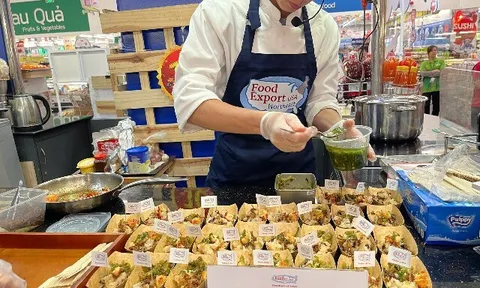 Khách hàng hứng thú trải nghiệm xôi và gỏi tôm hùm mỹ tại MM Mega Market Bình Phú