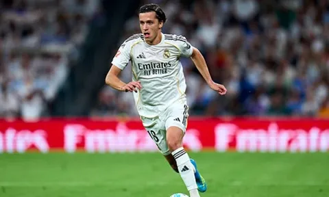 Alvaro Carreras mang đến điều gì cho hệ thống của Xabi Alonso?