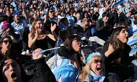 Fan Argentina hát vang khúc ca khiêu khích tuyển Anh