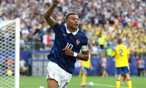 Eto'o ám chỉ Mbappe không được công nhận xứng đáng vì màu da