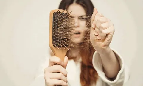 7 thói quen mỗi ngày giúp giảm rụng tóc và nuôi dưỡng mái tóc chắc khỏe từ gốc