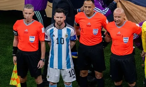 Trọng tài bắt trận Anh đấu Argentina mang điềm lành cho Messi