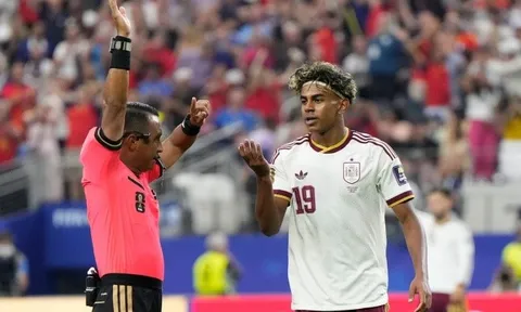 Yamal thoát thẻ phạt sau pha va chạm khiến Mbappe ngã gục