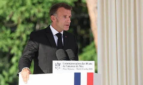Tổng thống Macron động viên tuyển Pháp sau trận thua Tây Ban Nha