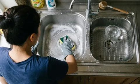 Mẹo làm sạch bồn rửa bát inox, chỉ cần 2 nguyên liệu là bề mặt sáng bóng như mới