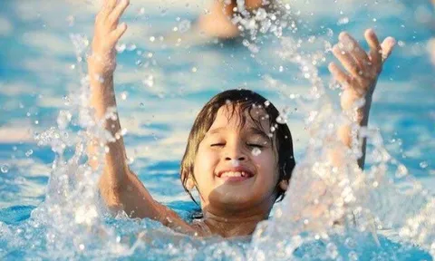 Bệnh viện Nhi Trung ương phát đi cảnh báo về loại virus đang tăng nhanh, nhiều trẻ lây nhiễm chéo từ bể bơi