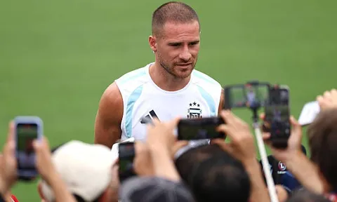 CĐV quay xe với Mac Allister sau khi ĐT Anh chia tay World Cup