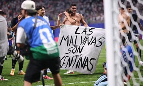 Anh đòi FIFA phạt Argentina vụ băng rôn Falkland