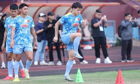 HLV Kim Sang-sik vá hàng thủ bằng trung vệ Khổng Minh Gia Bảo