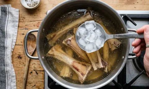 Cho đá lạnh vào nồi nước hầm xương: Mẹo được nhiều đầu bếp áp dụng, mang đến lợi ích bất ngờ