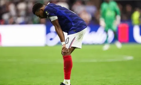 Cái gục đầu đầy khắc khoải từ Mbappe