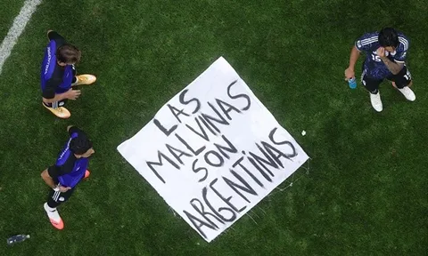 Fan Argentina giấu biểu ngữ nhạy cảm trong đồ lót để tuồn vào sân