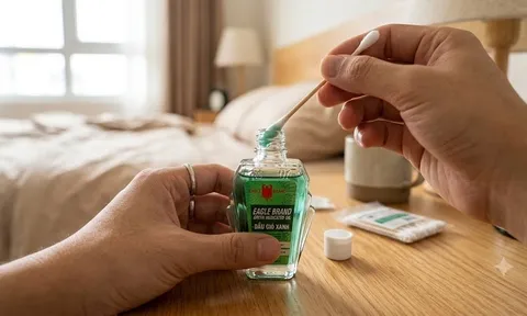Cắm bông tăm vào lọ dầu gió: Mẹo vặt "nhỏ mà có võ" giải quyết ngay 3 nỗi phiền toái trong nhà