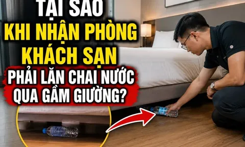 Tại sao khi nhận phòng khách sạn phải lăn chai nước qua gầm giường?