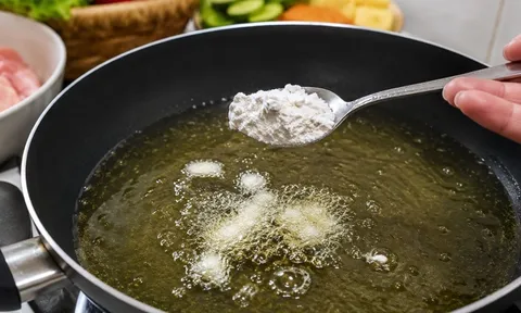 Người thông thái thường cho 1 thìa bột vào chảo dầu trước khi chiên rán để làm gì?